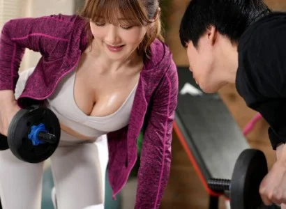 Nữ PT gợi cảm và chàng trai số hưởng chén nhau
