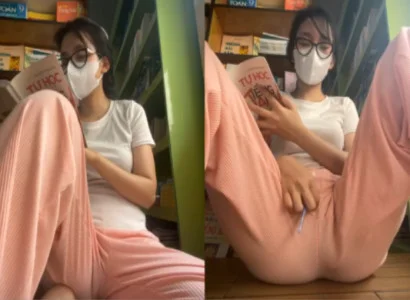 Cô nàng vừa đọc sách vừa nhét sextoy vào âm đạo