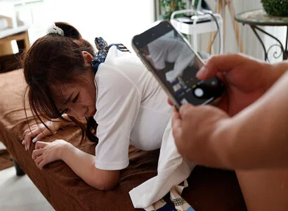 Trong lúc triệt lông không kiềm chế được nên đè ra hiếp