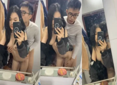 Đôi bạn trẻ địt nhau trước gương