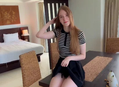 Khách nam ở homestay tán lễ tân để được chén