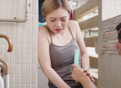 Người chồng trẻ giúp vợ em mang thai
