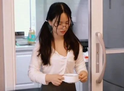 Người phụ nữ đã ly hôn trong khi người quen trong xóm chén