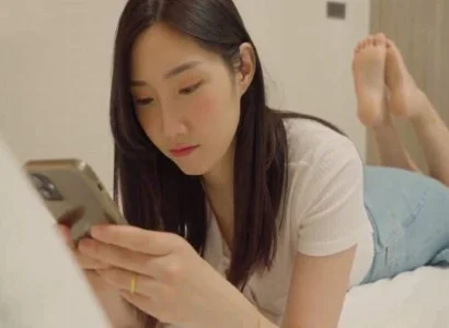 Cô ấy lén lút với anh nhân viên giao hàng
