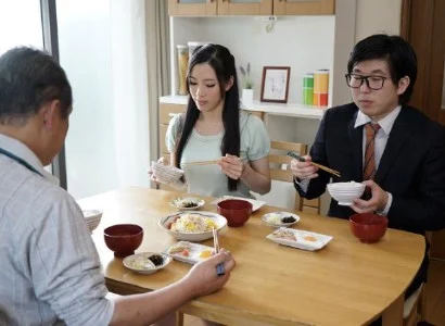 Quá nứng, con dâu banh vùng kín cho bố chồng ân ái